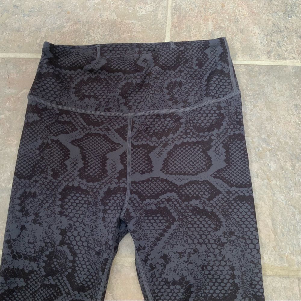 đ
șallfenixâ animal print high rise leggings. - Picture 3 of 10